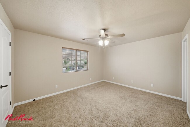 Building Photo - 3 Bedroom Townhome in Prime Location!