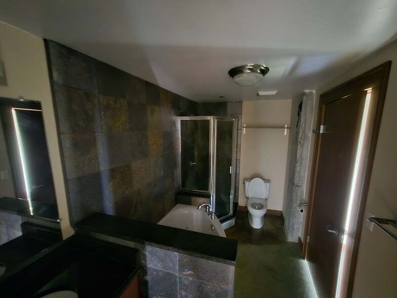 bathroom - 2915 John R St