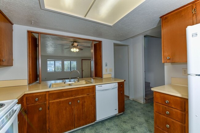 Building Photo - 2 Bedroom 1.5 Bathroom 4 plex