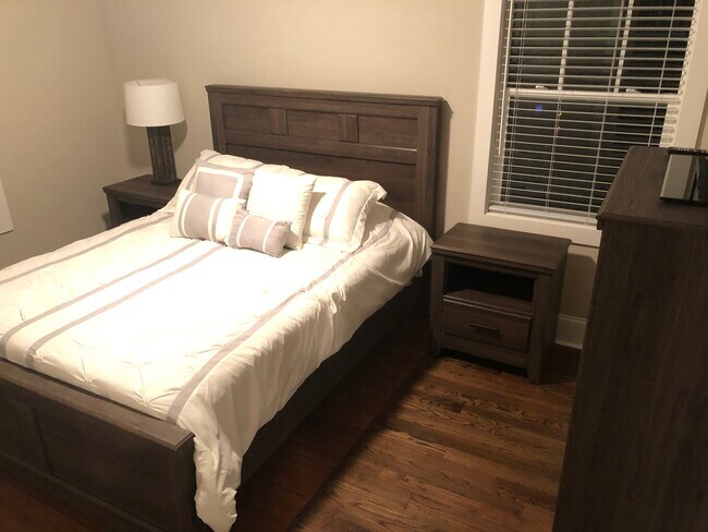 Building Photo - 1011 Everett Pl