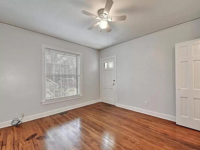 Building Photo - Remodeled 6 Bedroom Walking Distance to UT