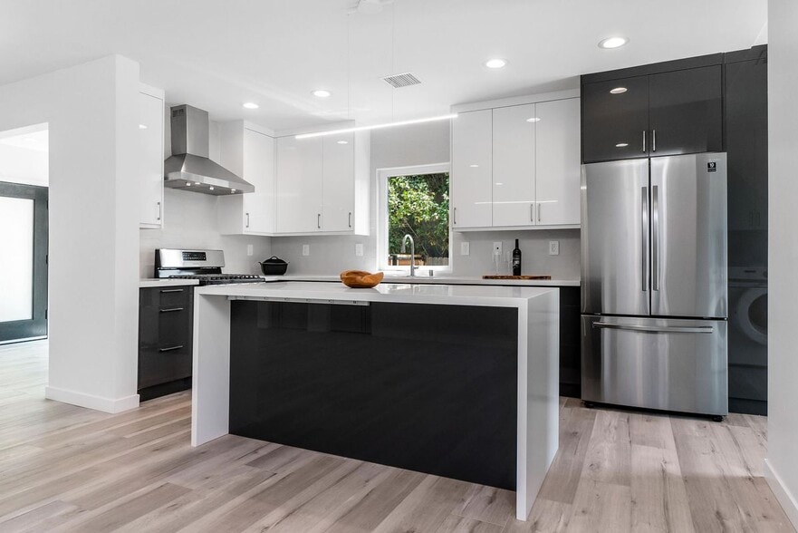 Building Photo - 2611 S Bentley Ave