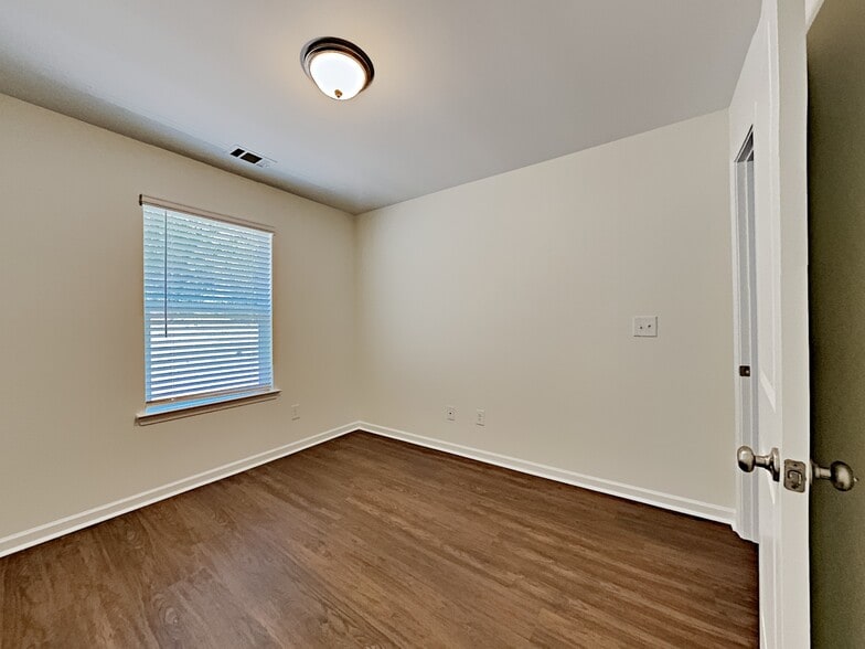 Building Photo - 307 Camp dr