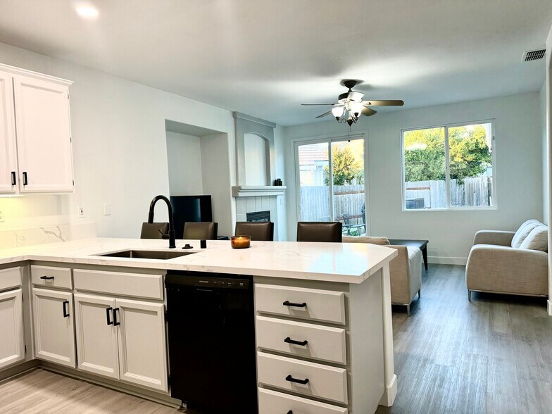 Building Photo - 3078 Tintorera Way