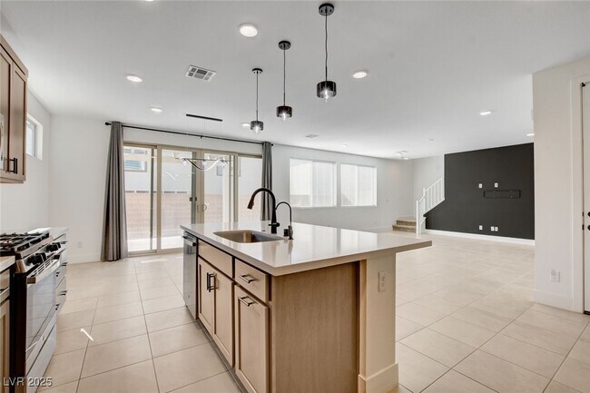 Building Photo - 1305 Azure Jay Ave