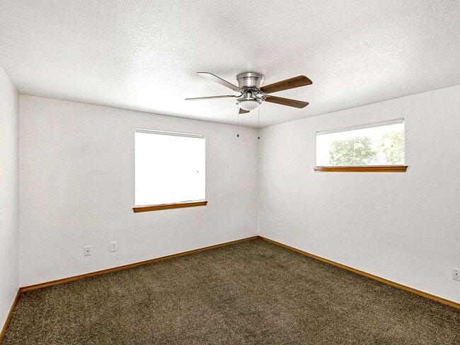 Building Photo - Cozy, lower level 2-bdrm/1-bath Hazelwood duplex. Portable AC, in-unit laundry, fenced side yard/...