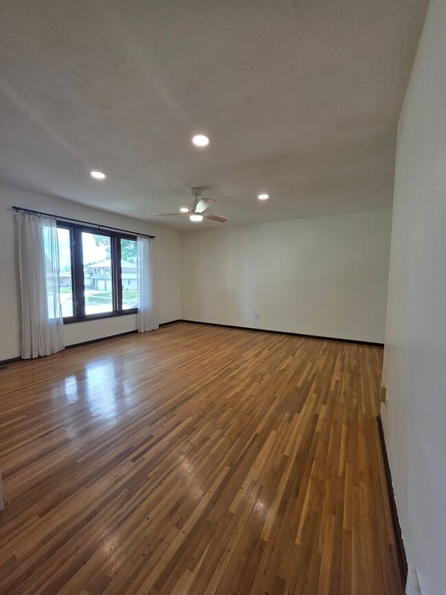 Building Photo - Spacious Three Bedroom in Millard!