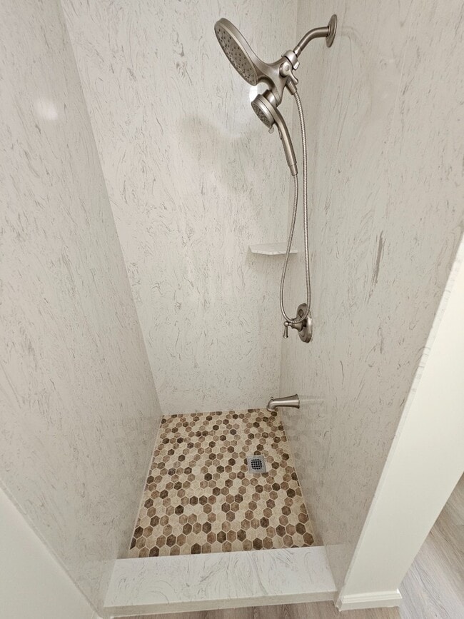 Building Photo - 2 bedroom, 1 bathroom with one driveway pa...