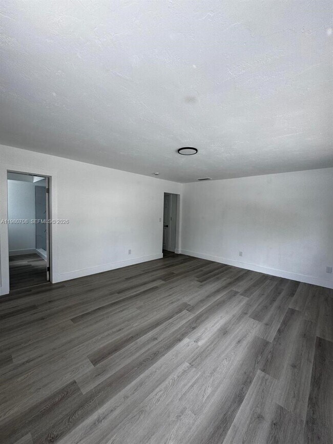 Building Photo - 11840 NE 19th Dr