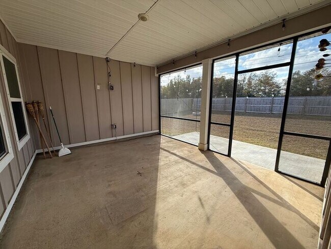 Building Photo - Pensacola - Kaheeley Ridge - 4 bedroom, 3 bathroom - lawn care included