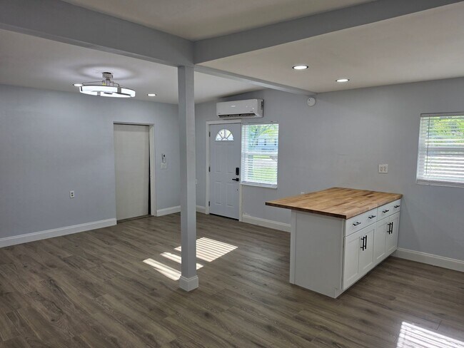 Building Photo - FOR RENT!!! NEWLY RENOVATED 2-BEDROOM TRIPLEX – UTILITIES INCLUDED – PRIME KISSIMMEE LOCATION!