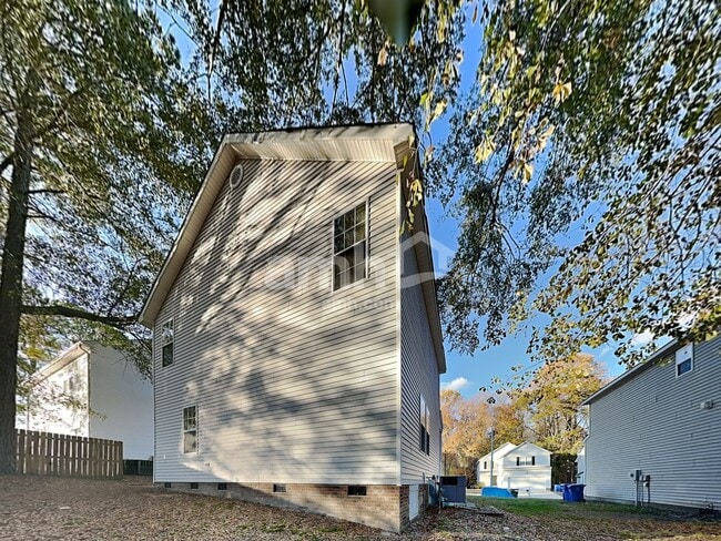 Building Photo - 704 Marjam Ln