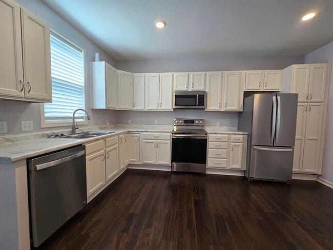Building Photo - Super, Renovated 3 bed 1 bath! Available Now!