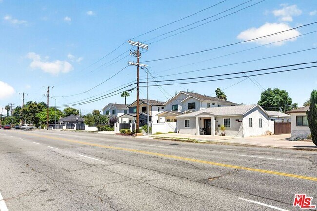 Building Photo - 6236 Lindley Ave