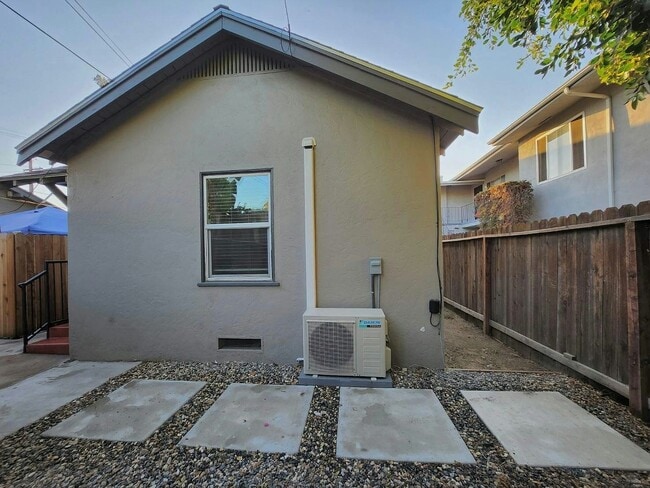 Building Photo - 233 W 10th St