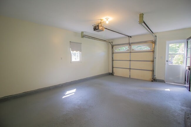 Building Photo - 2 BD 1BA Shaker Schools