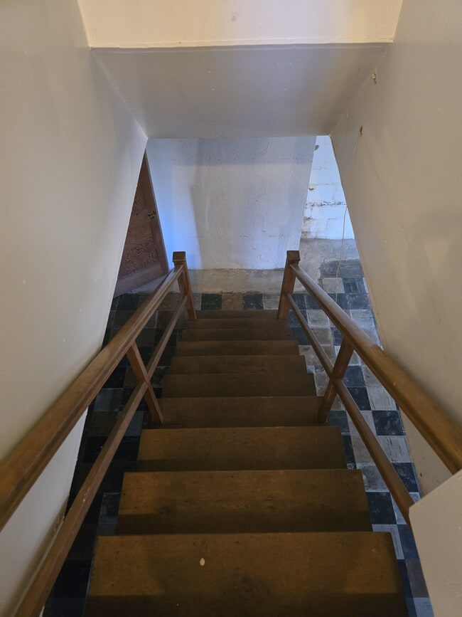 Building Photo - 1831 W 1st St