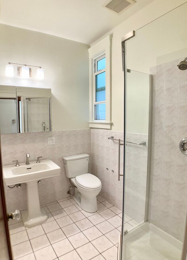 Building Photo - LARGE 2BR w/ Dining Room. PARKING AVAIL.! DISHWASHER! W/D IN-UNIT