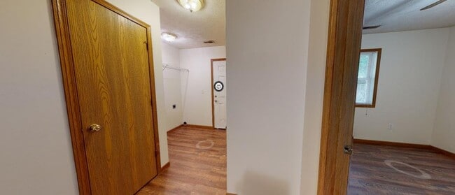 Building Photo - 909 W Cherry St