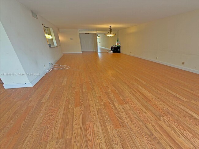 Building Photo - 400 Leslie Dr