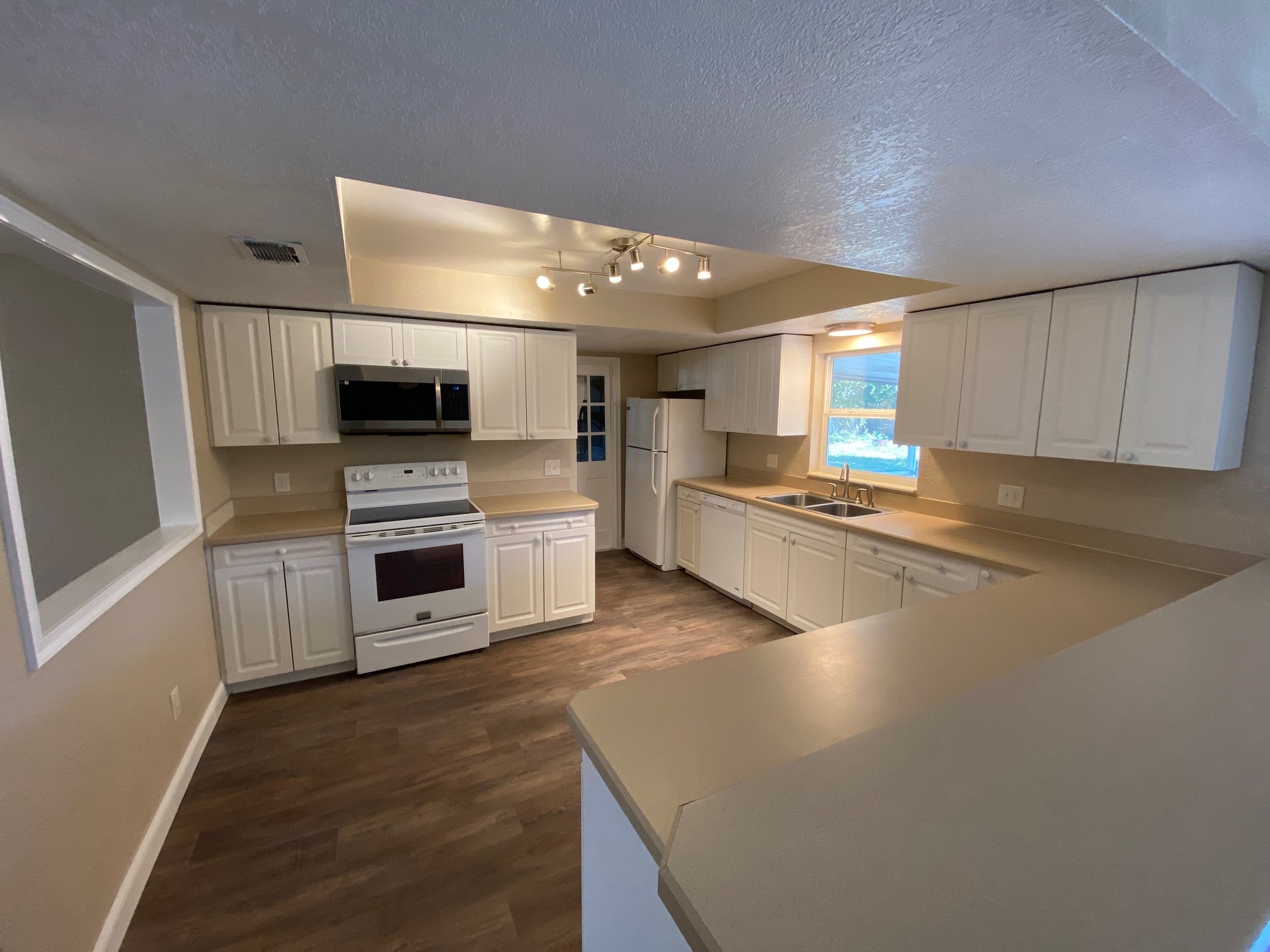Building Photo - 100 Avalon Ct