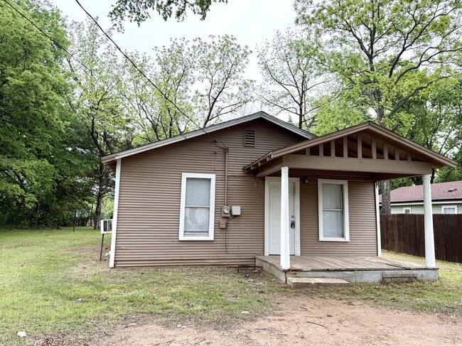 Building Photo - 705 Parkway