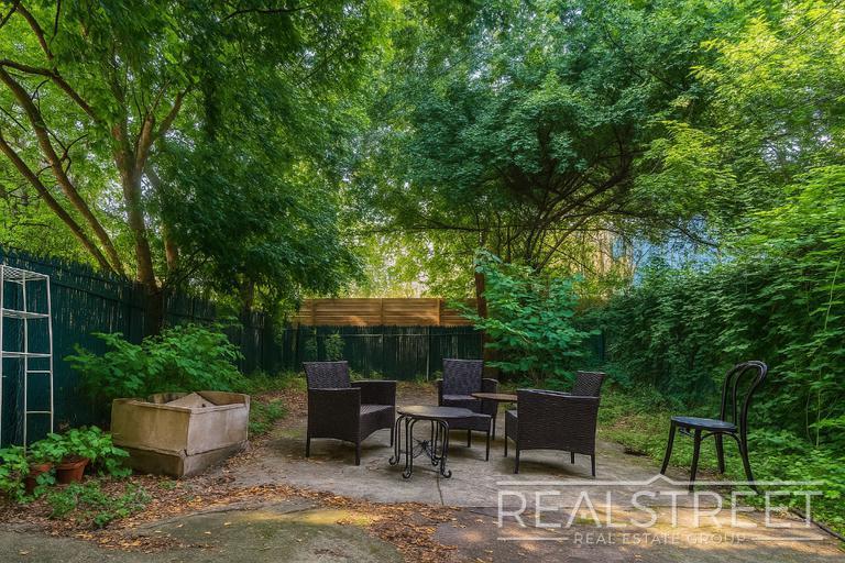 Building Photo - Charming 2 Bedroom with a Large Private Ba...