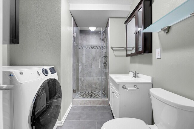 Building Photo - $2,595.00, 4 bed, 2 bath, located in Auror...