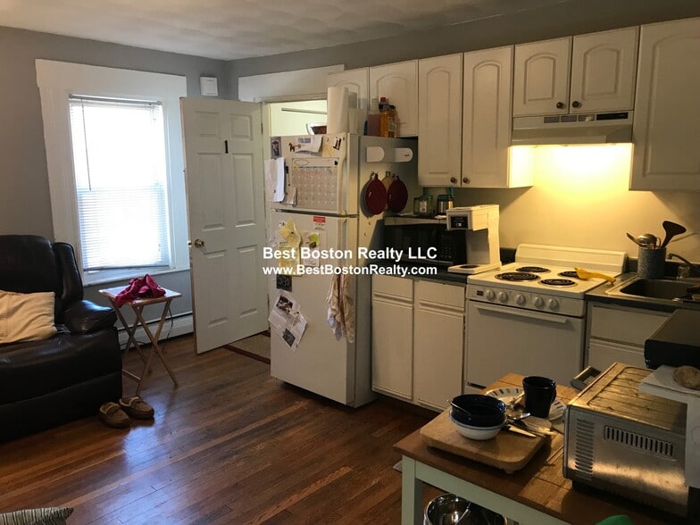 Building Photo - 639 Somerville Ave