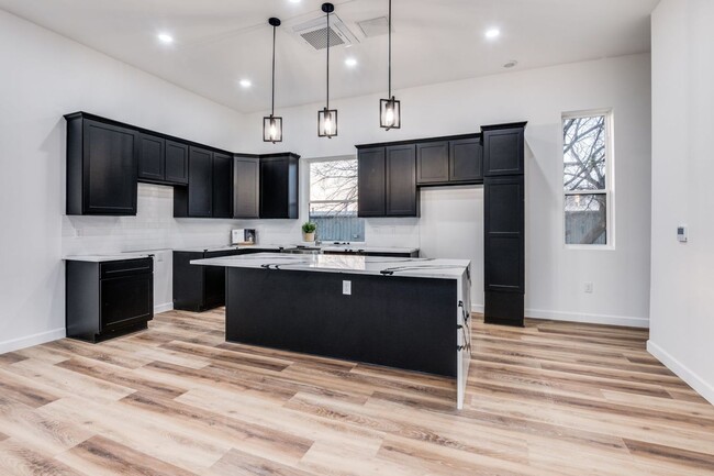 Building Photo - Spacious Townhouse in Dallas