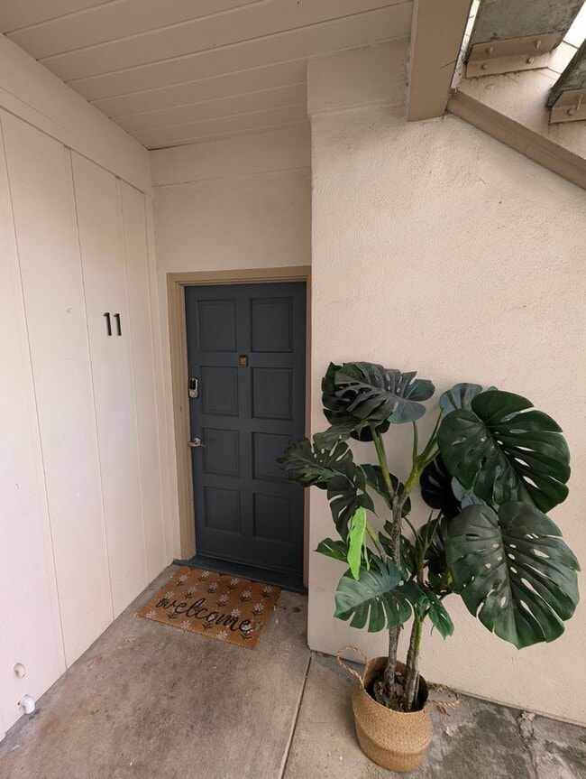 Building Photo - Spacious 2/1 Condo near BART Available Now!