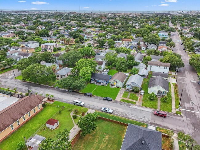 Building Photo - 4912 Avenue R