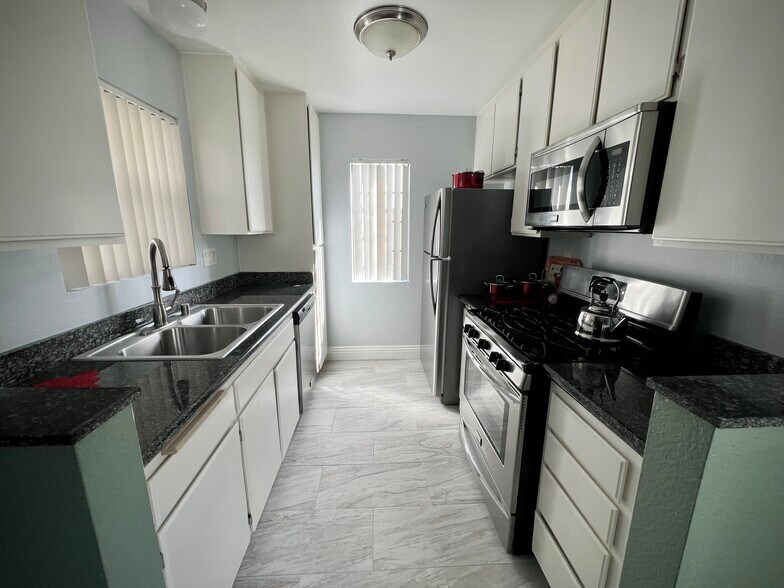 Full kitchen - 10341 Azuaga St