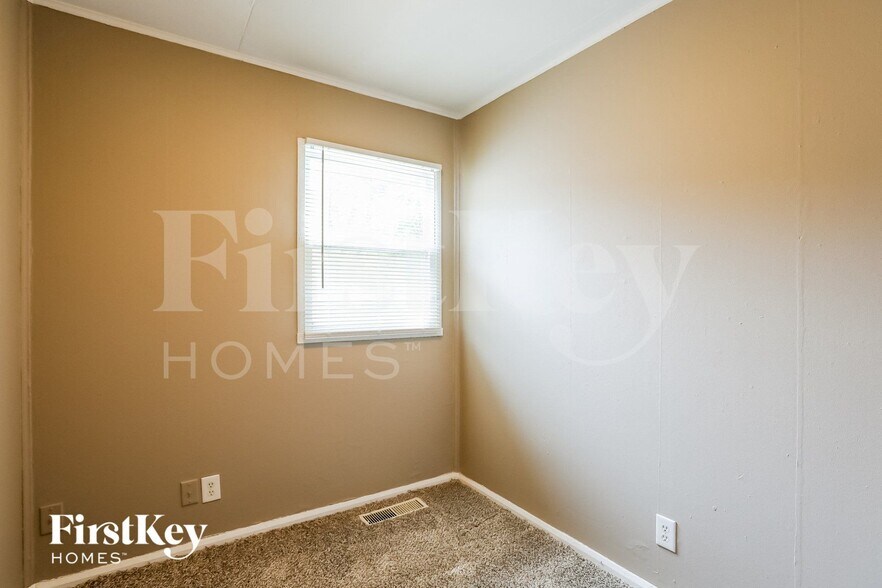 Building Photo - 3605 NE 54th St