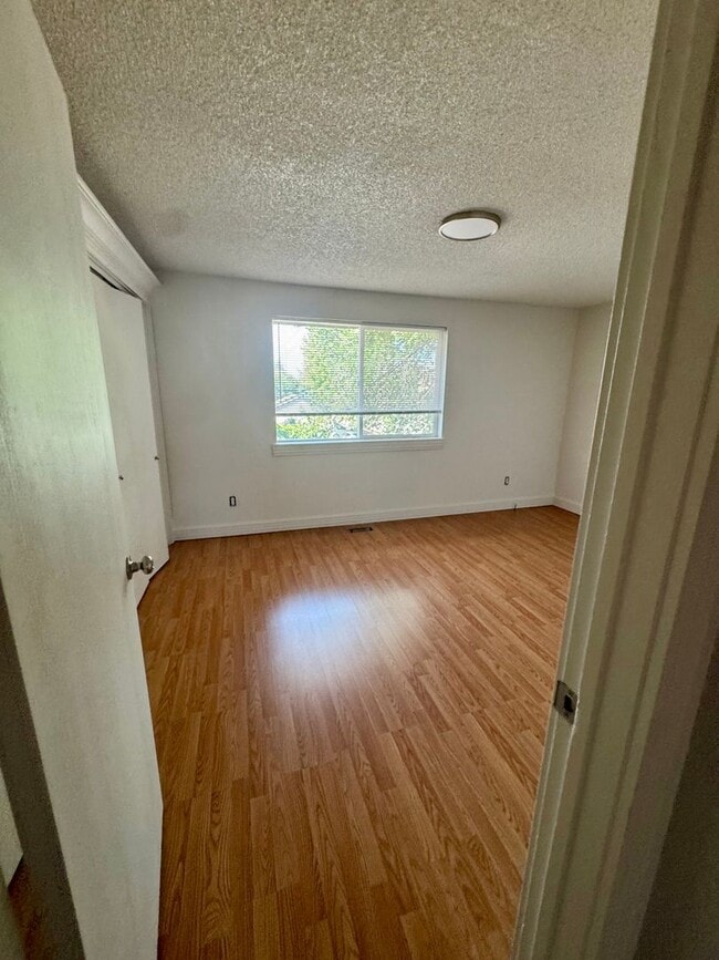 Building Photo - Great location 2 bedroom Condo