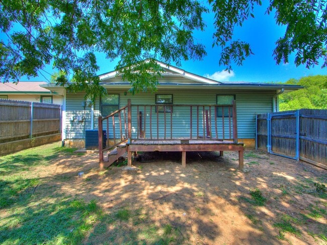 Building Photo - 3 Bedroom 1 Bath Home w/ 2 car garage in Shawnee