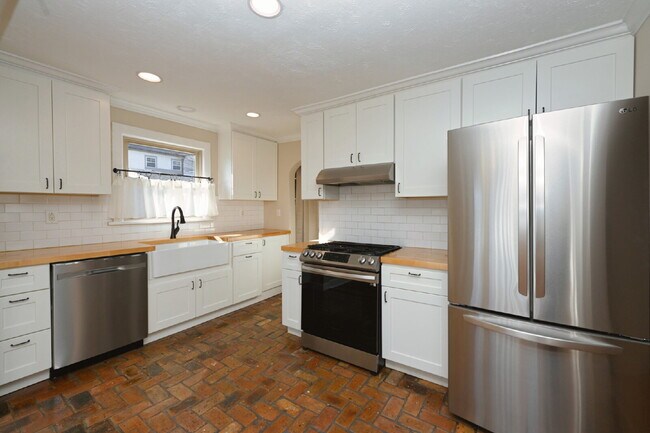 Building Photo - Sweet Cottage Charm with Updated Kitchen, Fenced Yard & Washer/Dryer Included