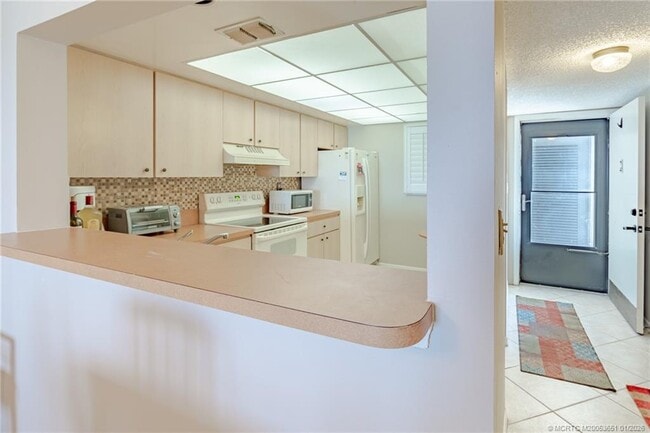 Building Photo - 9490 S Ocean Dr