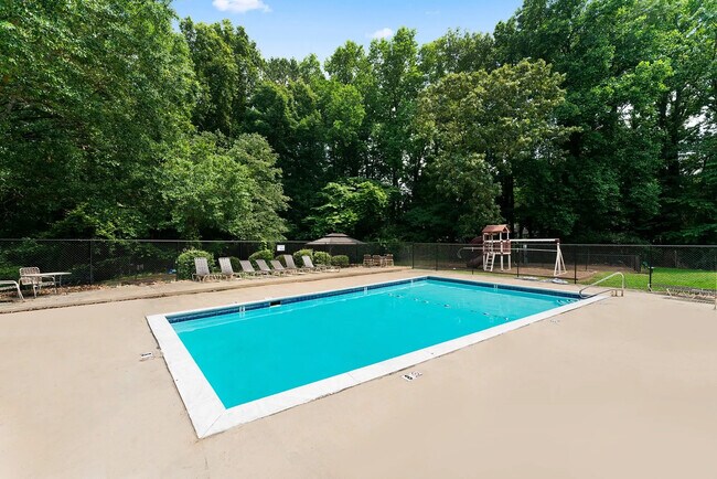 Building Photo - Room in Apartment on Mt Zion Rd