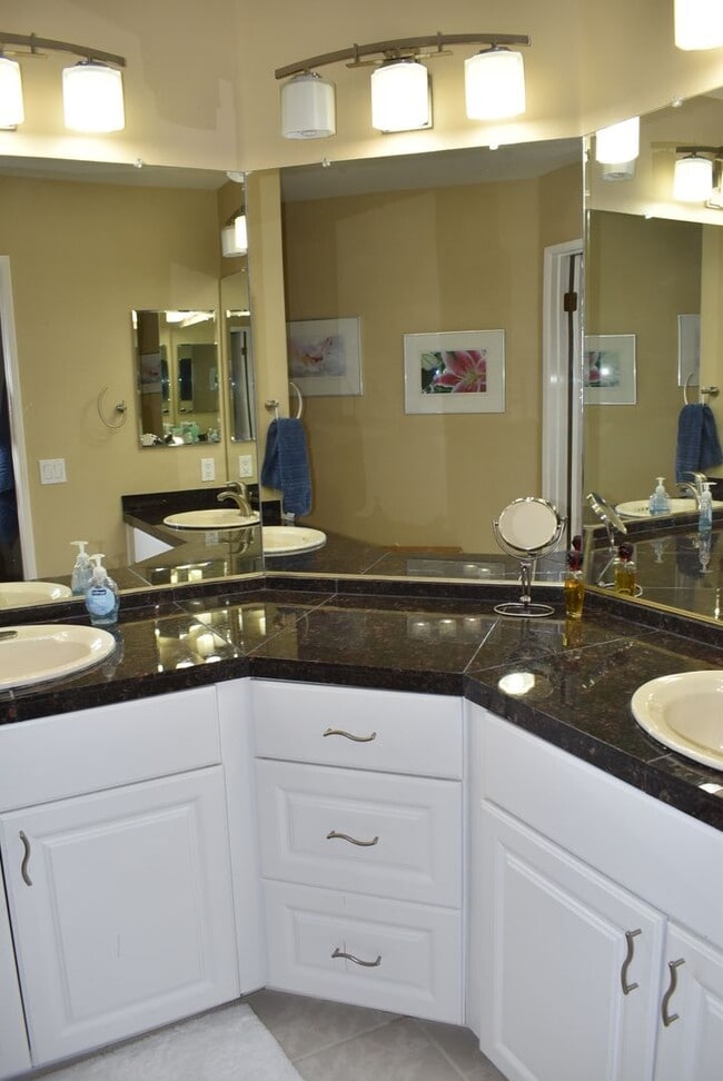 Building Photo - 2 Bedroom 2 Bath Single Story Golf Course ...