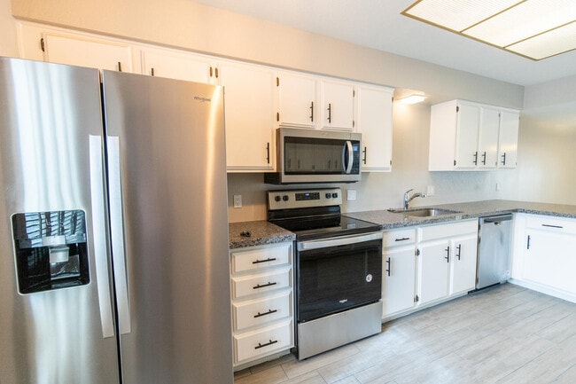 Building Photo - 2908 E Avenida Olivos