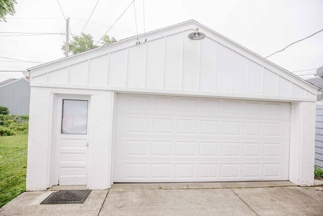 Building Photo - Beautiful four bedroom home avaulable for ...