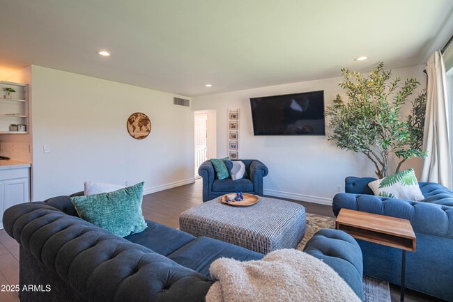 Building Photo - 1909 E Bethany Home Rd