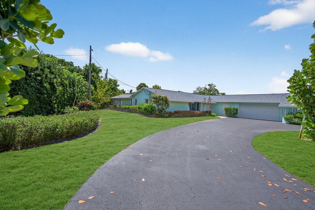 Building Photo - 905 Shore Dr