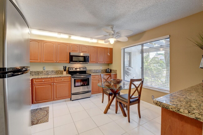 Building Photo - 5673 Fairway Park Dr