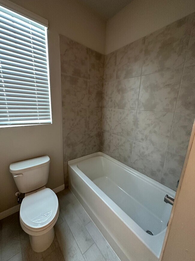 Building Photo - 826 Friendship Cir