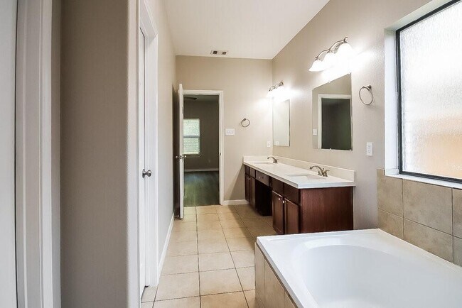 Building Photo - 2407 Lexington Park Dr