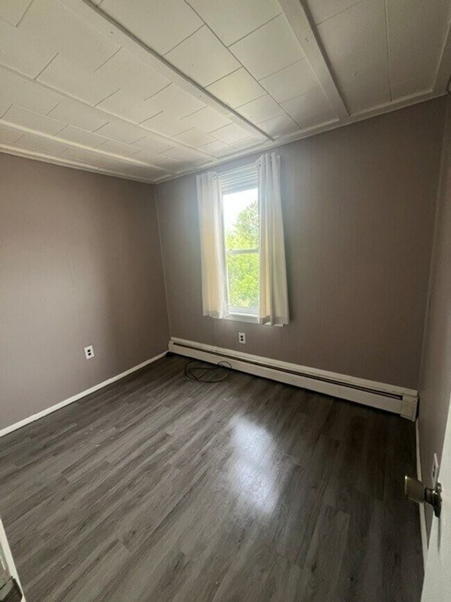 Building Photo - 3 bedroom 1 bathroom
