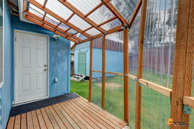 Building Photo - East Anchorage Home with In Unit Laundry a...