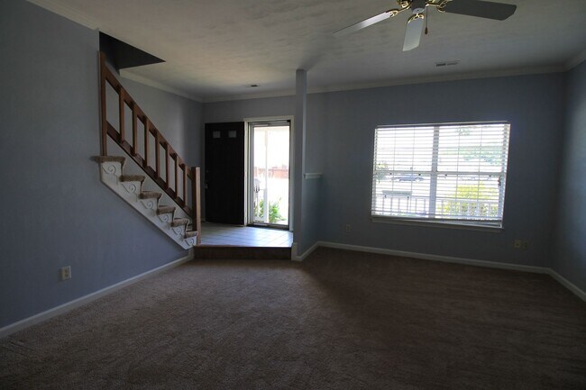 Building Photo - 2 Bedroom 2 Bath Townhome
